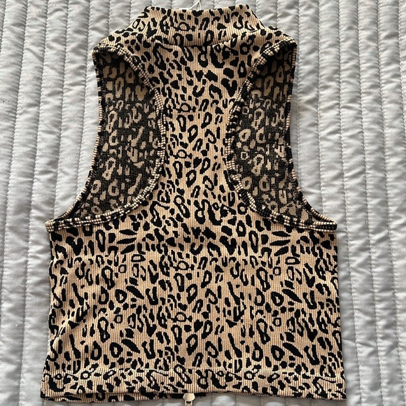 #133 Animal print zipper top - Picture 6 of 6